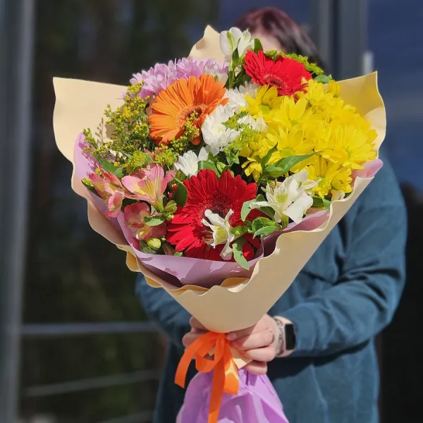 Большой букет хризантем, гербер и альстромерий