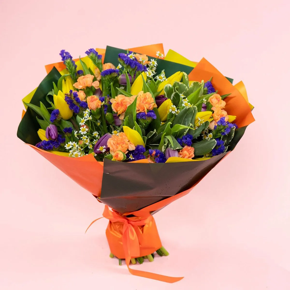 Букет из гвоздик и тюльпанов