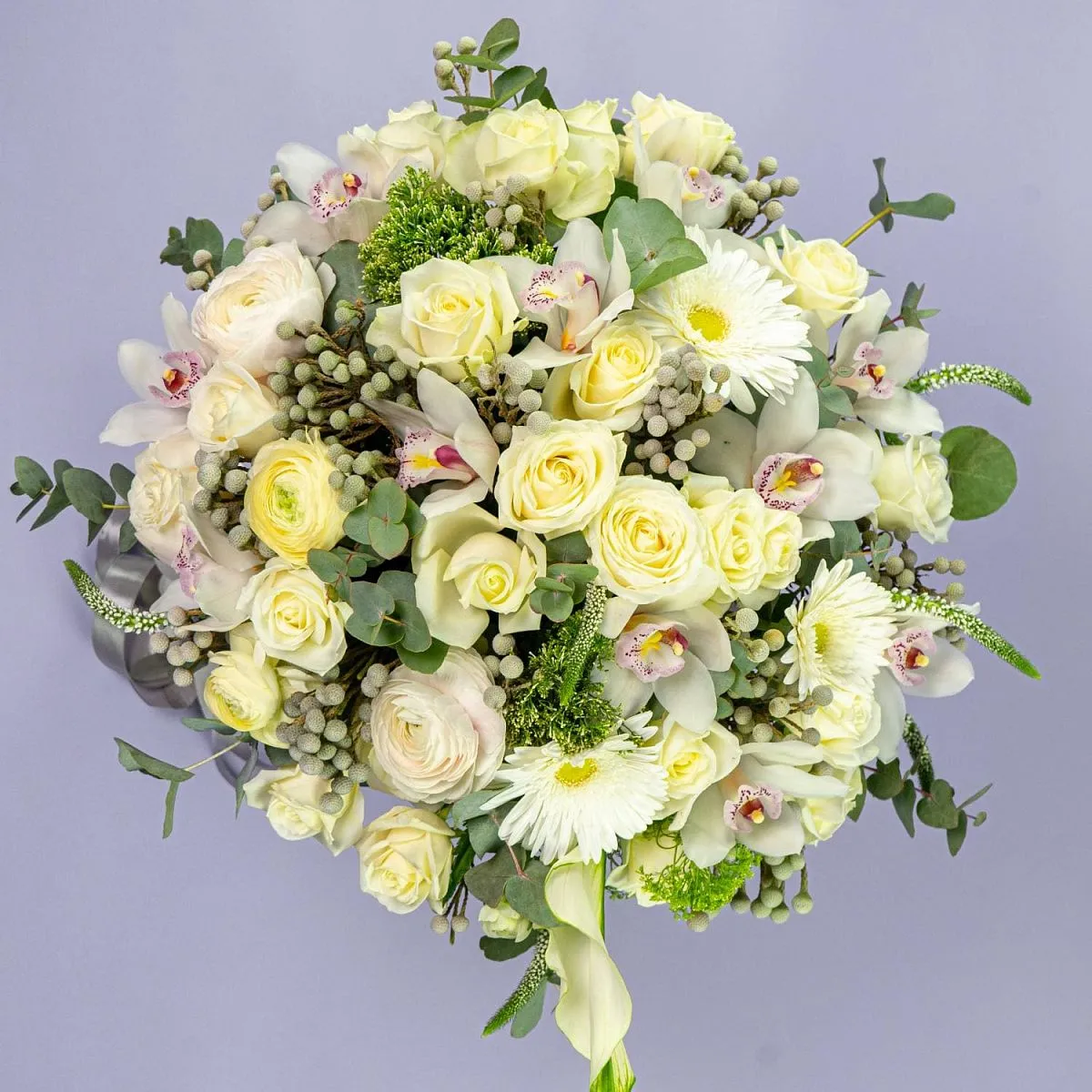 Розы, ранункулюсы и орхидеи в коробке