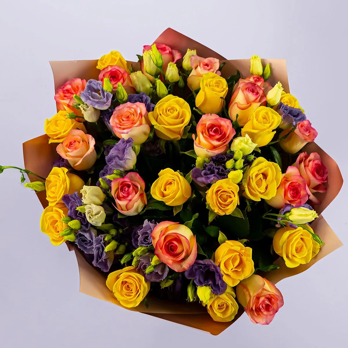 Букет из эустом и роз микс (60 см)