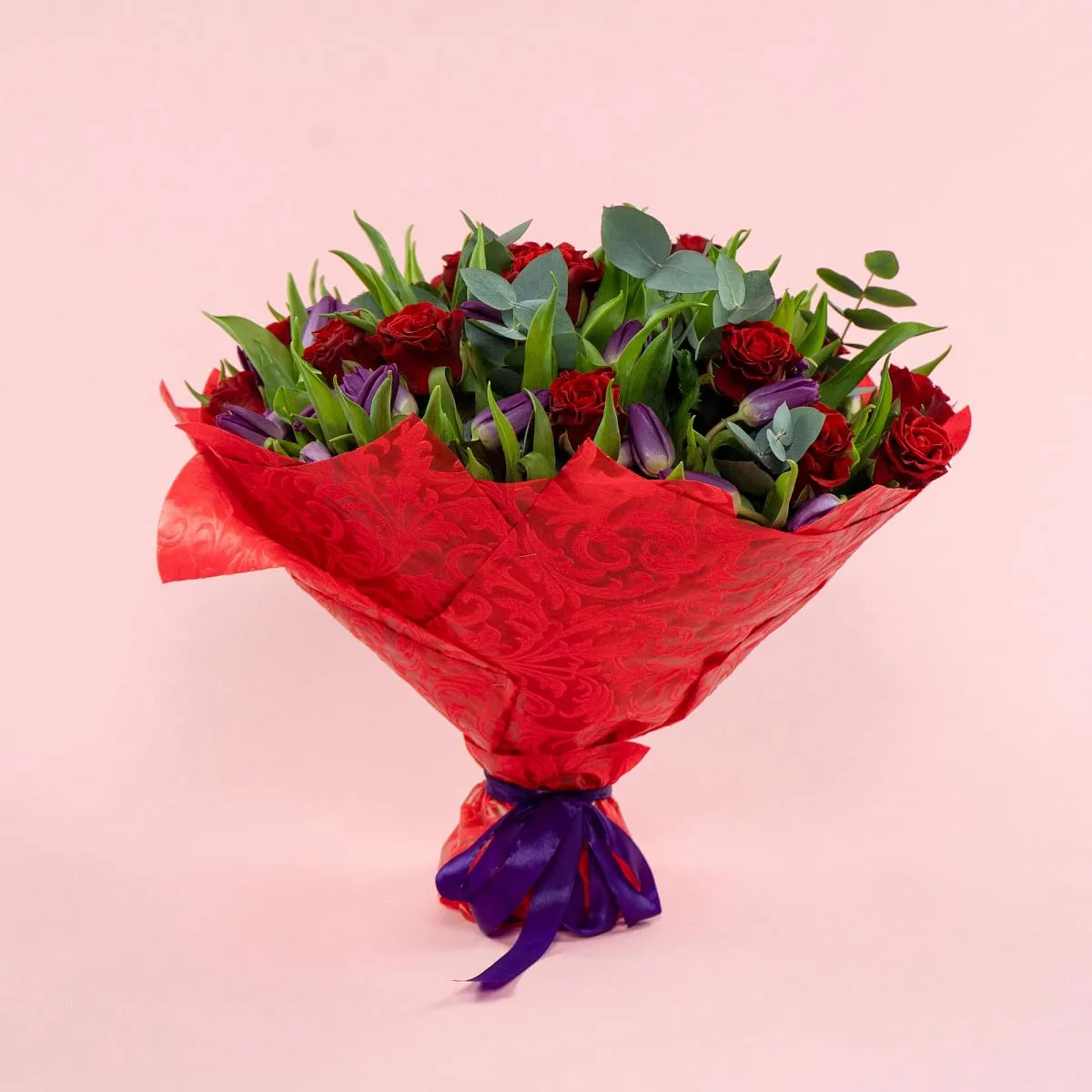 Букет из 20 роз и тюльпанов