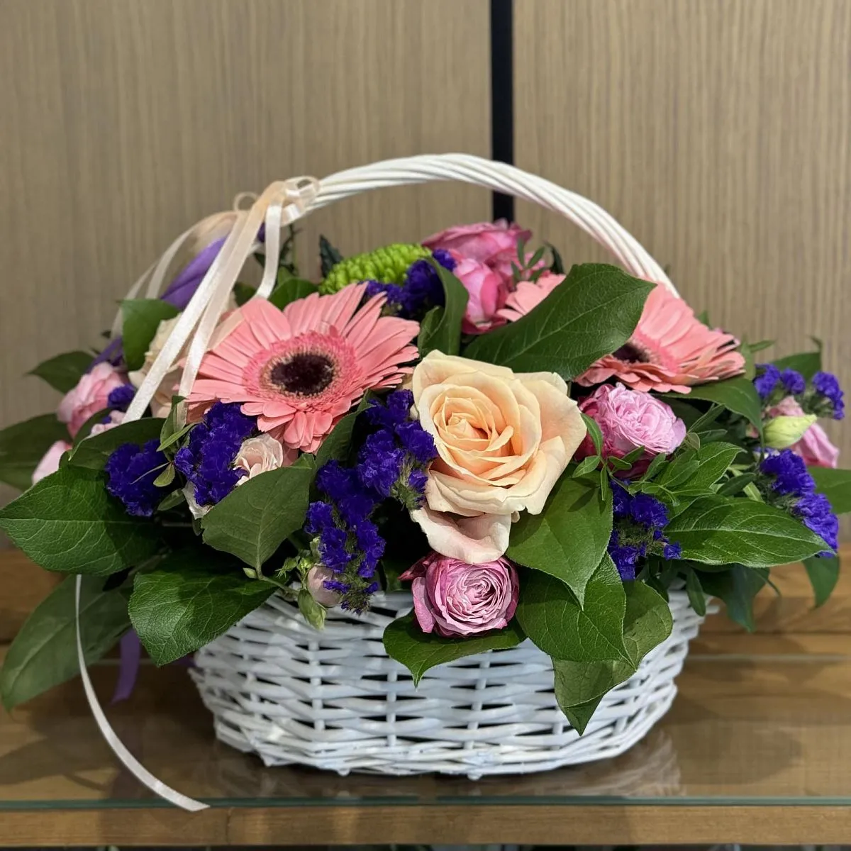 Герберы, хризантемы и розы в коробке