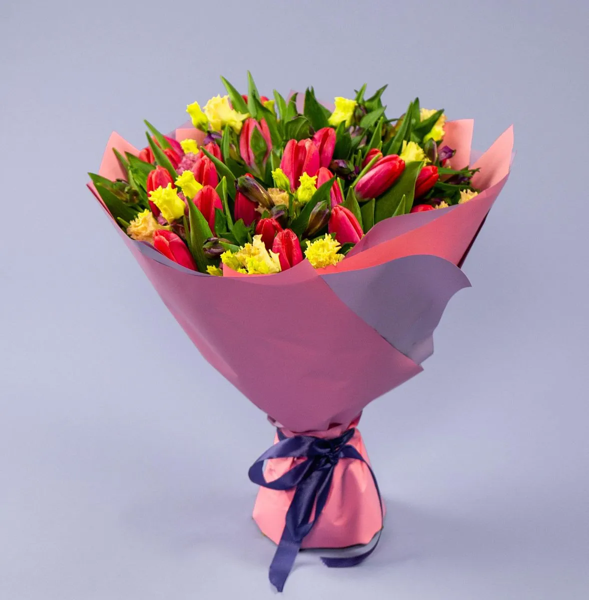 Букет из 30 тюльпанов и альстромерий