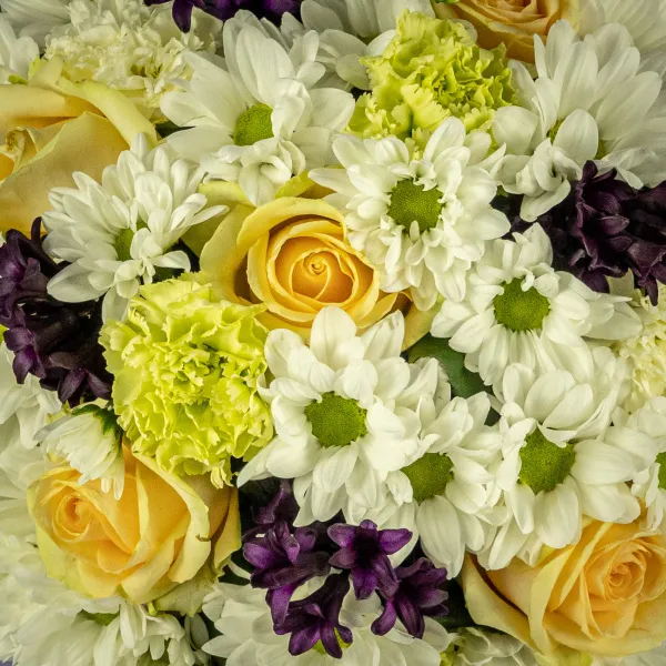 Гвоздики, хризантемы и розы в коробке