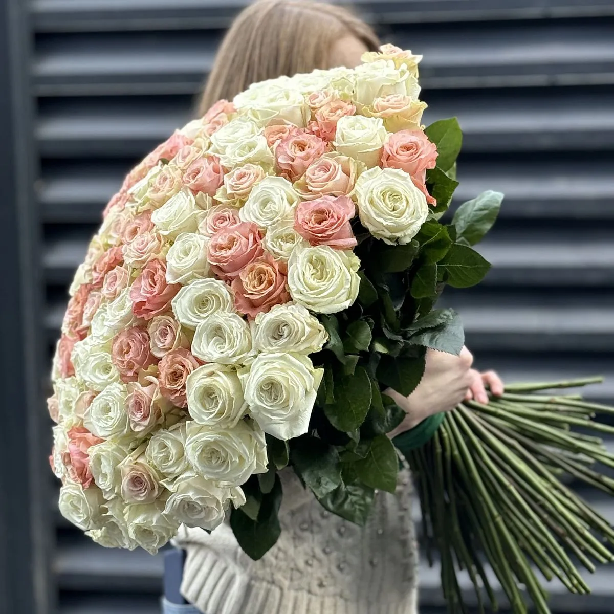 Букет 201 бело-персиковый микс роз эквадор (70см)