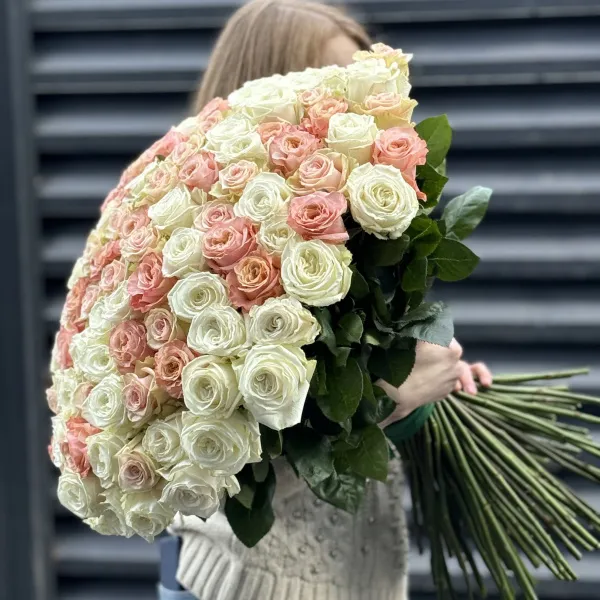 Букет 101 бело-персиковый микс роз эквадор (70см)