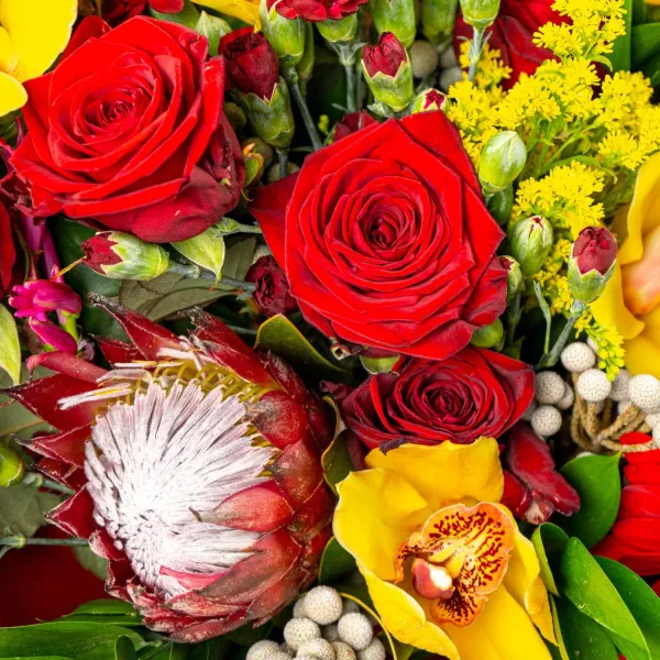 Букет из орхидеи, красных гербер и роз