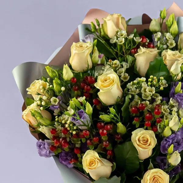 Букет из кремовых роз и эустом