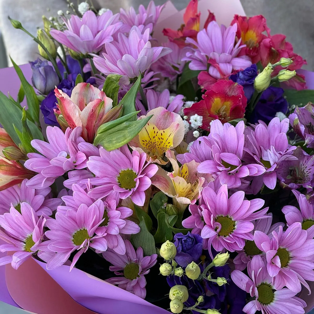 Большой букет из эустом и розовых хризантем (55 см)