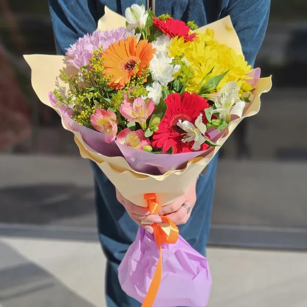 Большой букет хризантем, гербер и альстромерий