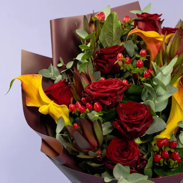 Букет из калл и красных роз