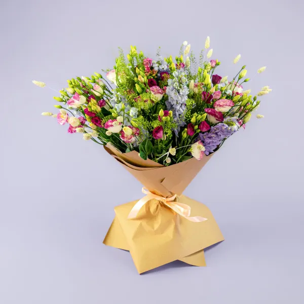 Букет из эустом и дельфиниумов