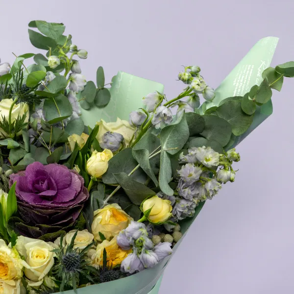 Букет из роз микс и дельфиниумов