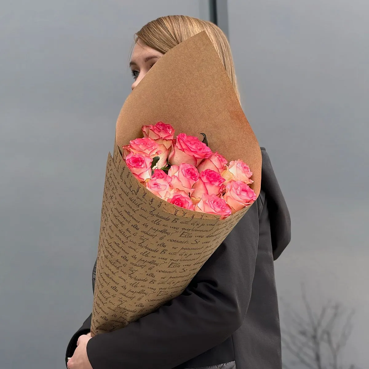 Букет из 13 розово-белых роз (70 см)