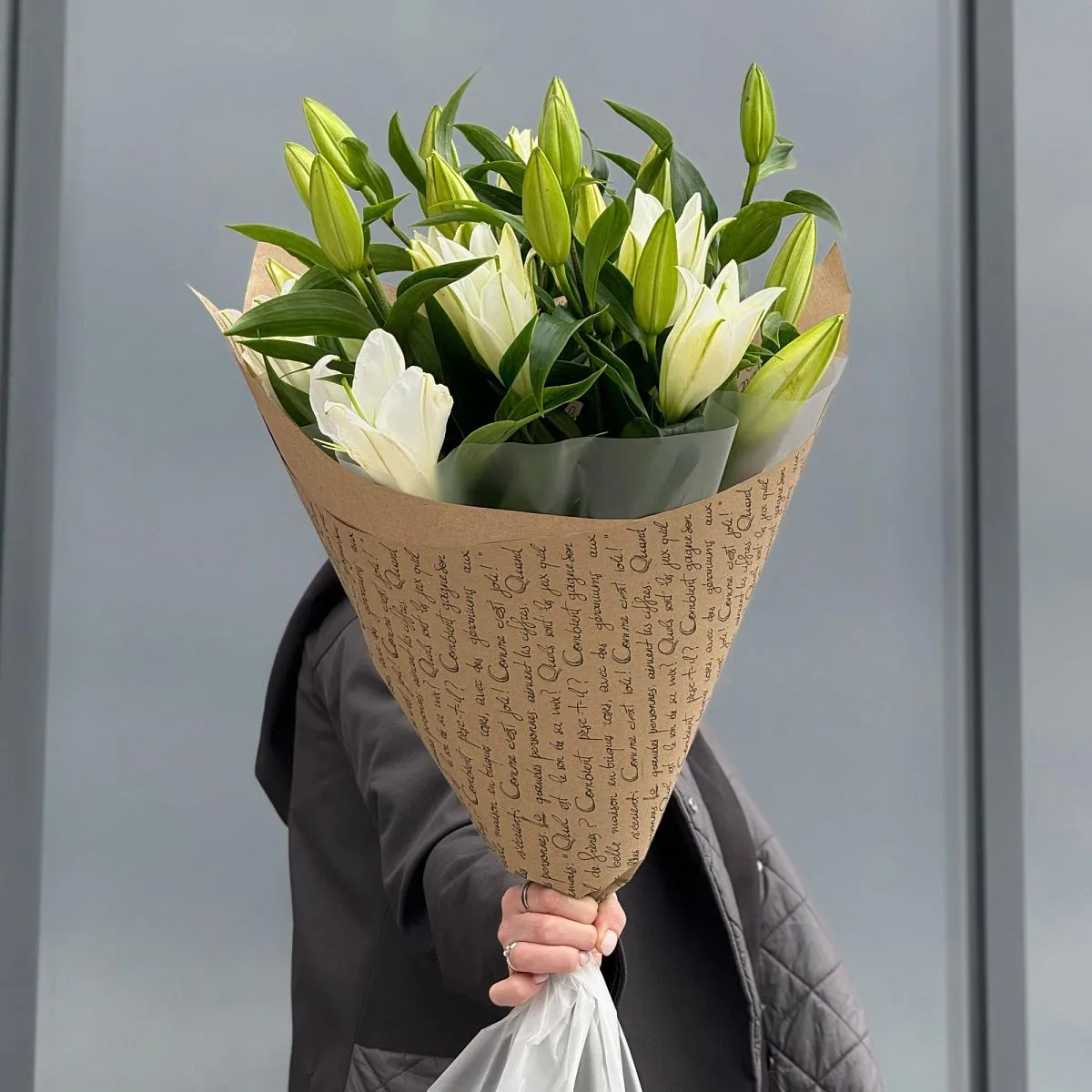 Букет из 5 бело-зелёных лилий