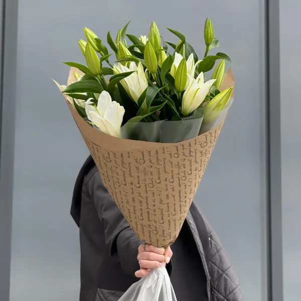 Букет из 5 бело-зелёных лилий