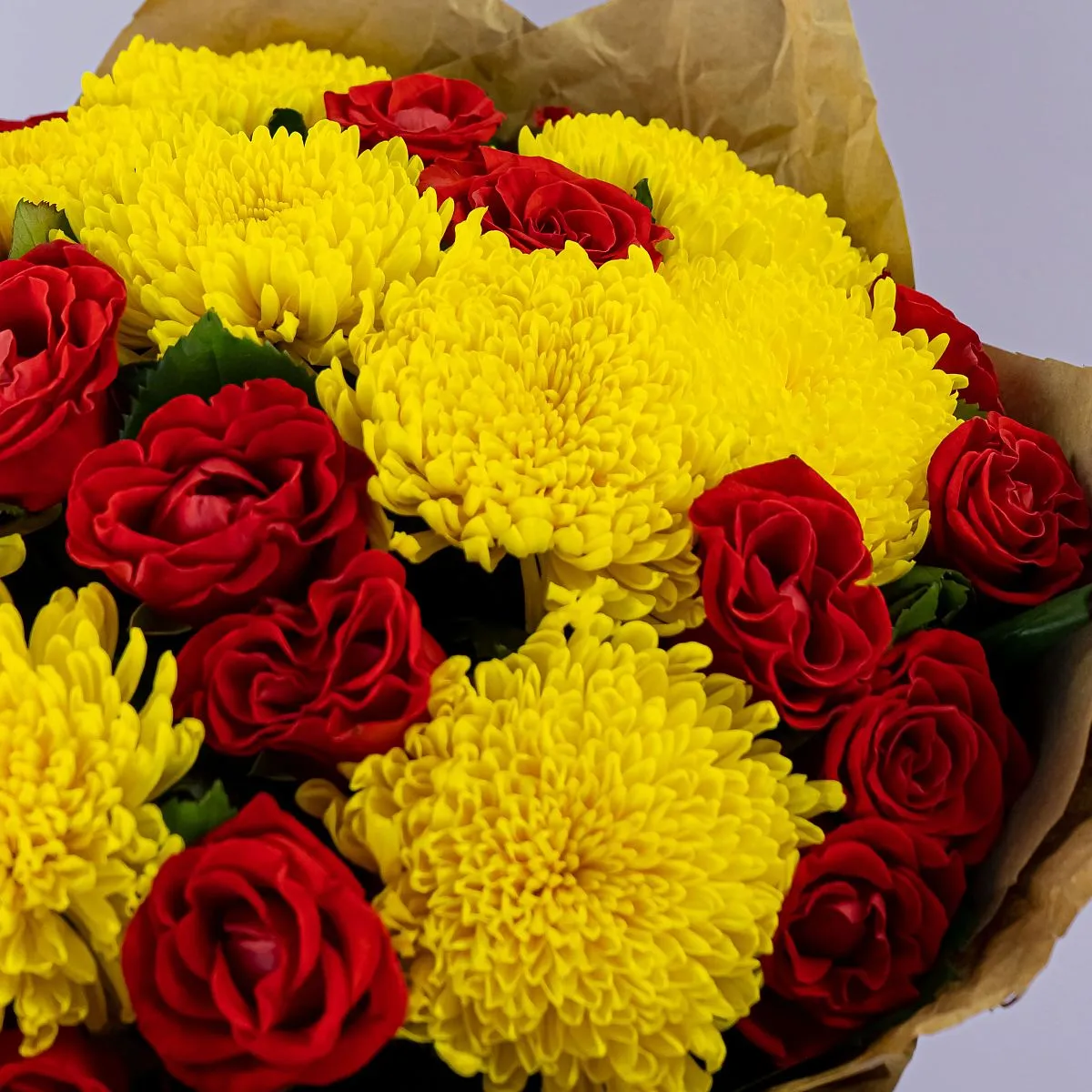 Букет из хризантем и красных роз