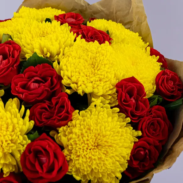 Букет из хризантем и красных роз