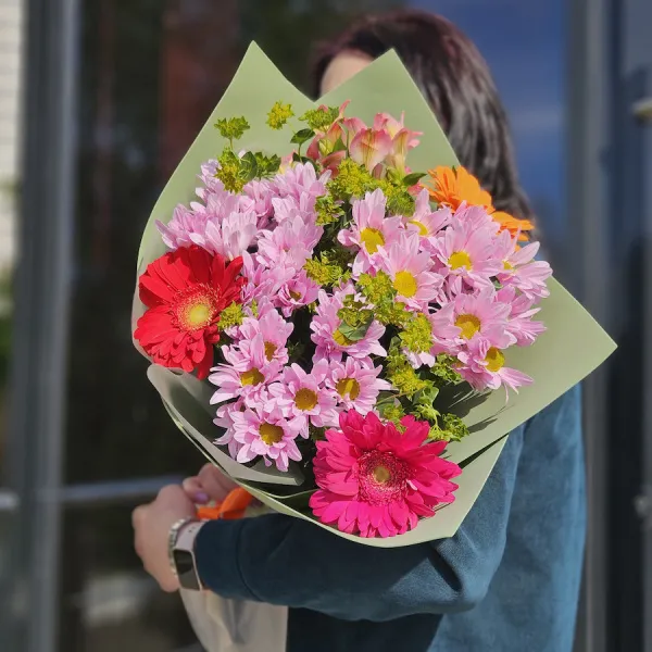 Букет хризантем, гербер и альстромерий