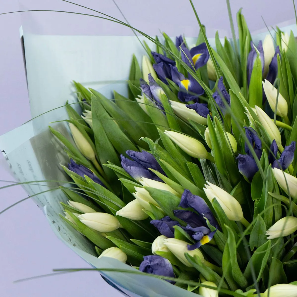 Букет из ирисов и тюльпанов