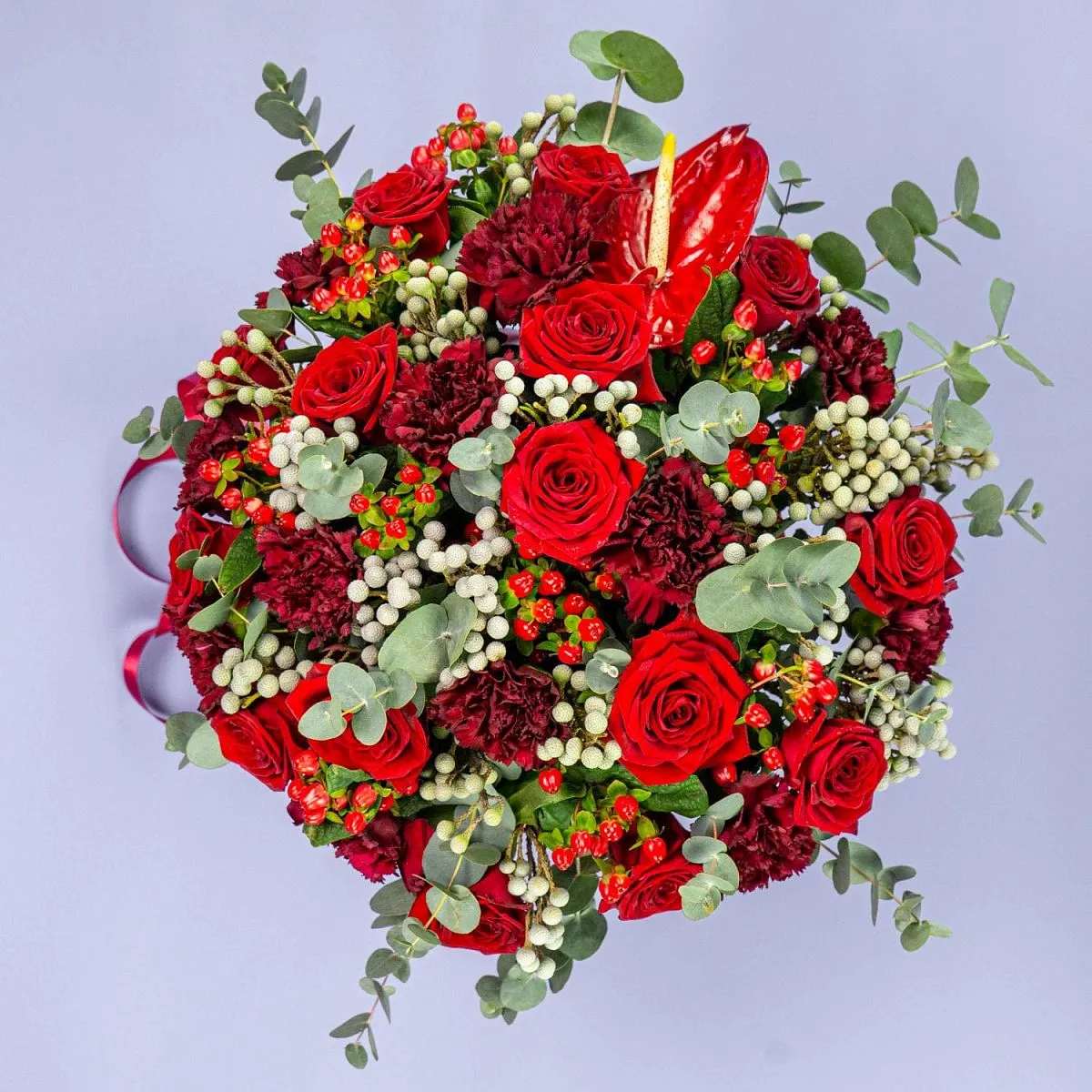 Антуриум, гвоздики и розы в коробке