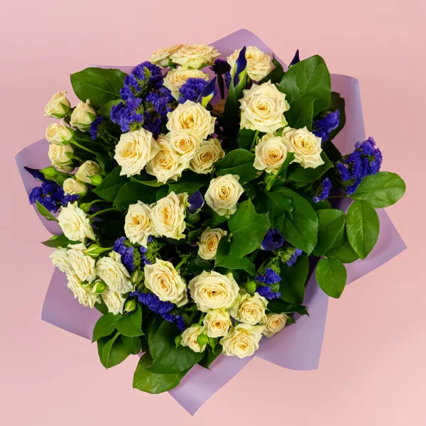 Букет из кремовых роз и ирисов