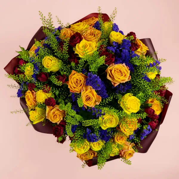 Букет из роз микс и статицы