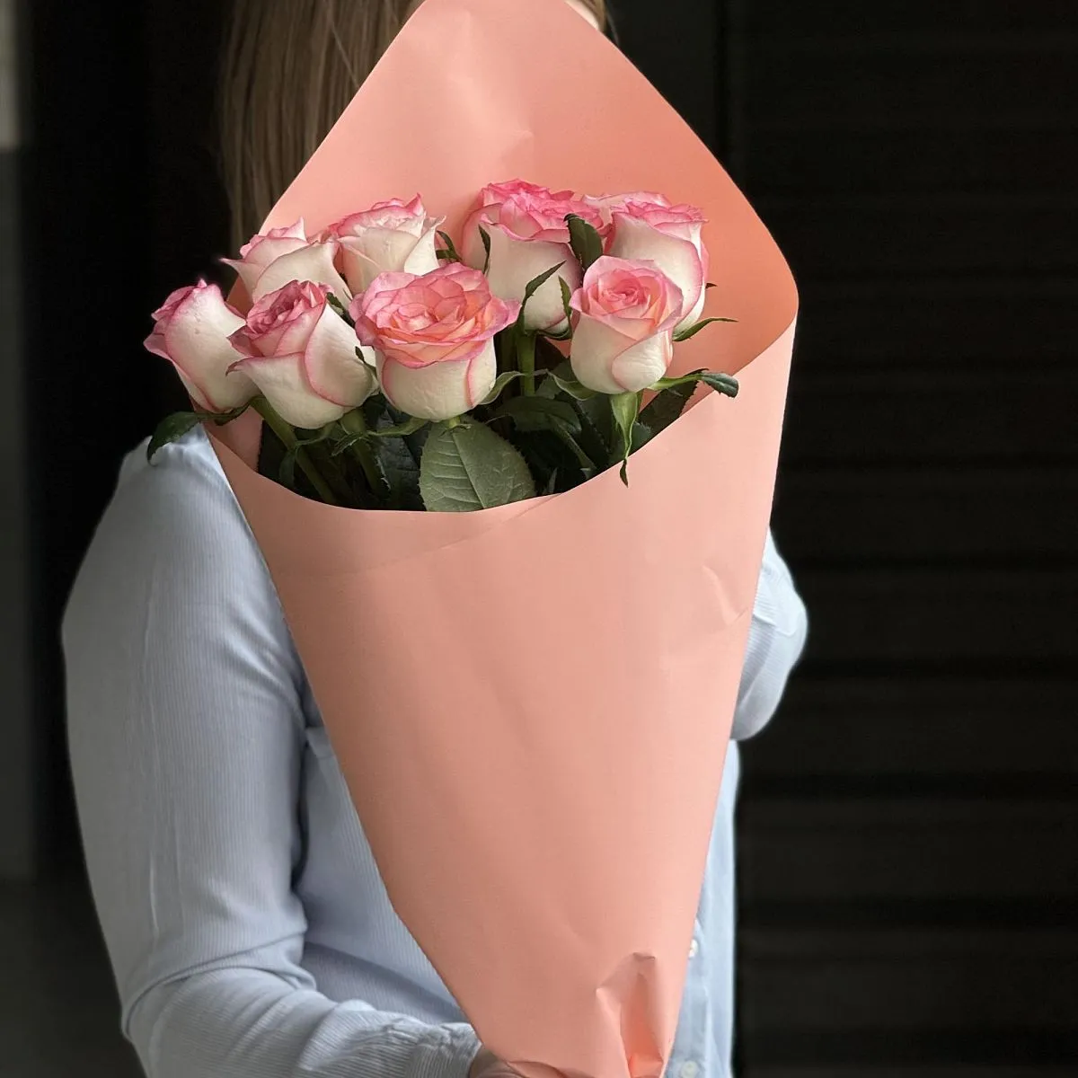 Букет из 11 розово-белых роз (70 см)