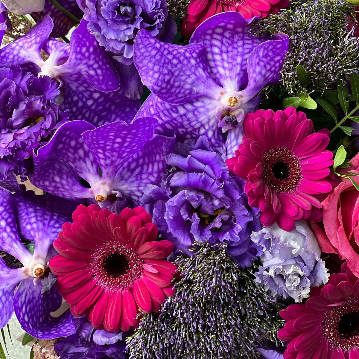 Эустомы, астильбы и герберы в коробке