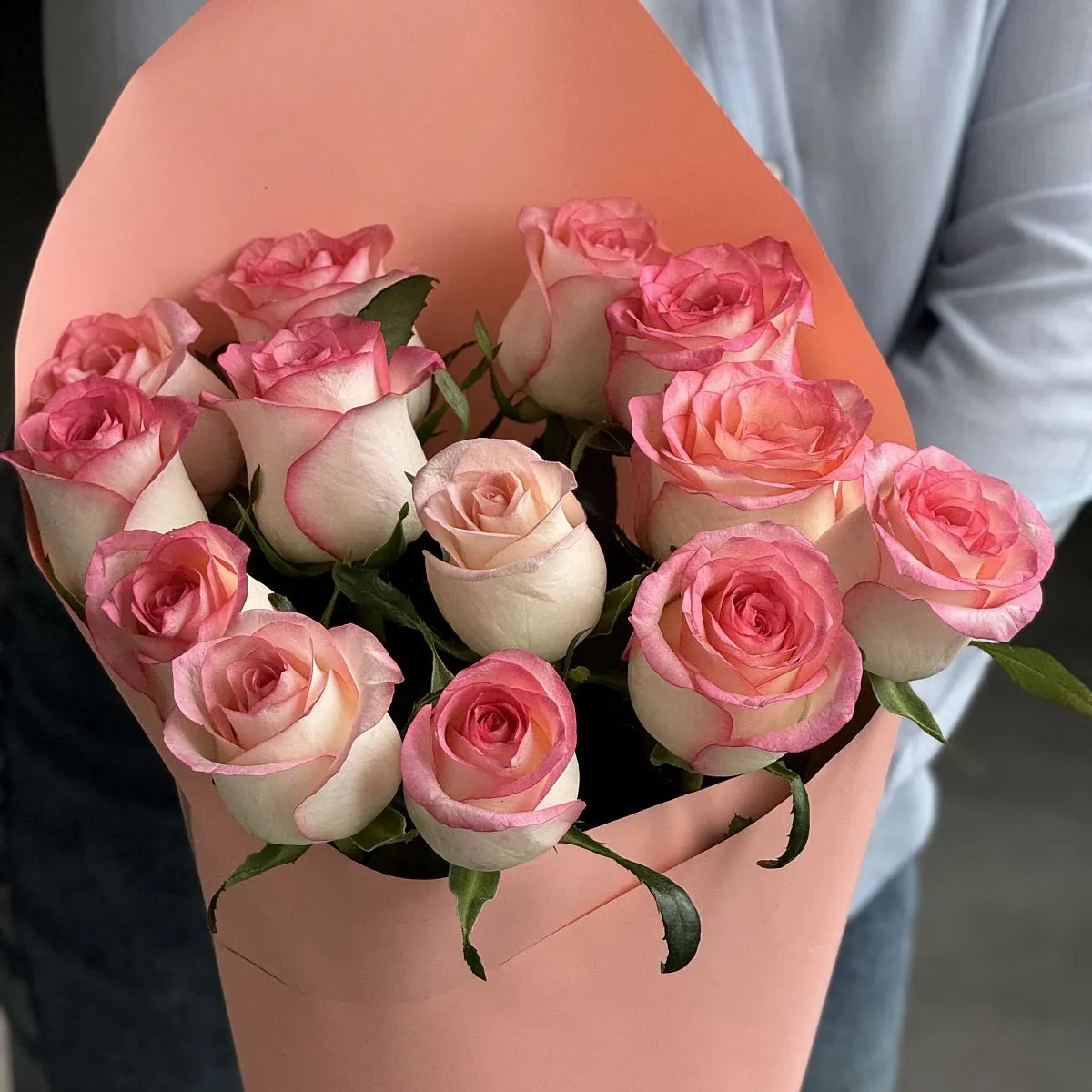 Букет из 13 розово-белых роз (50 см)