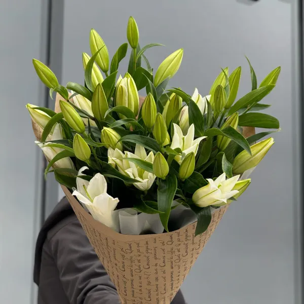 Букет из 7 бело-зелёных лилий
