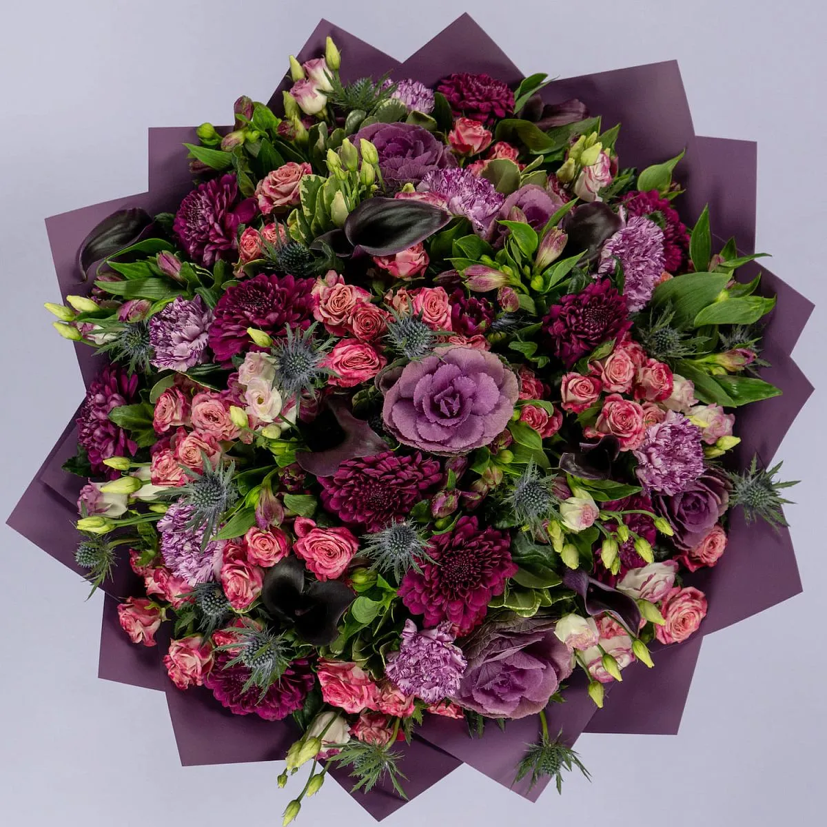 Букет из хризантем, роз и брассики
