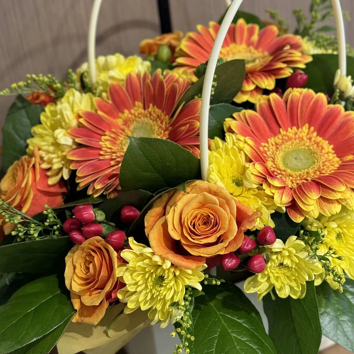 Герберы и розы в коробке