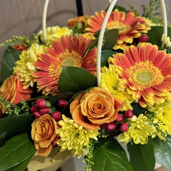 Герберы и розы в коробке