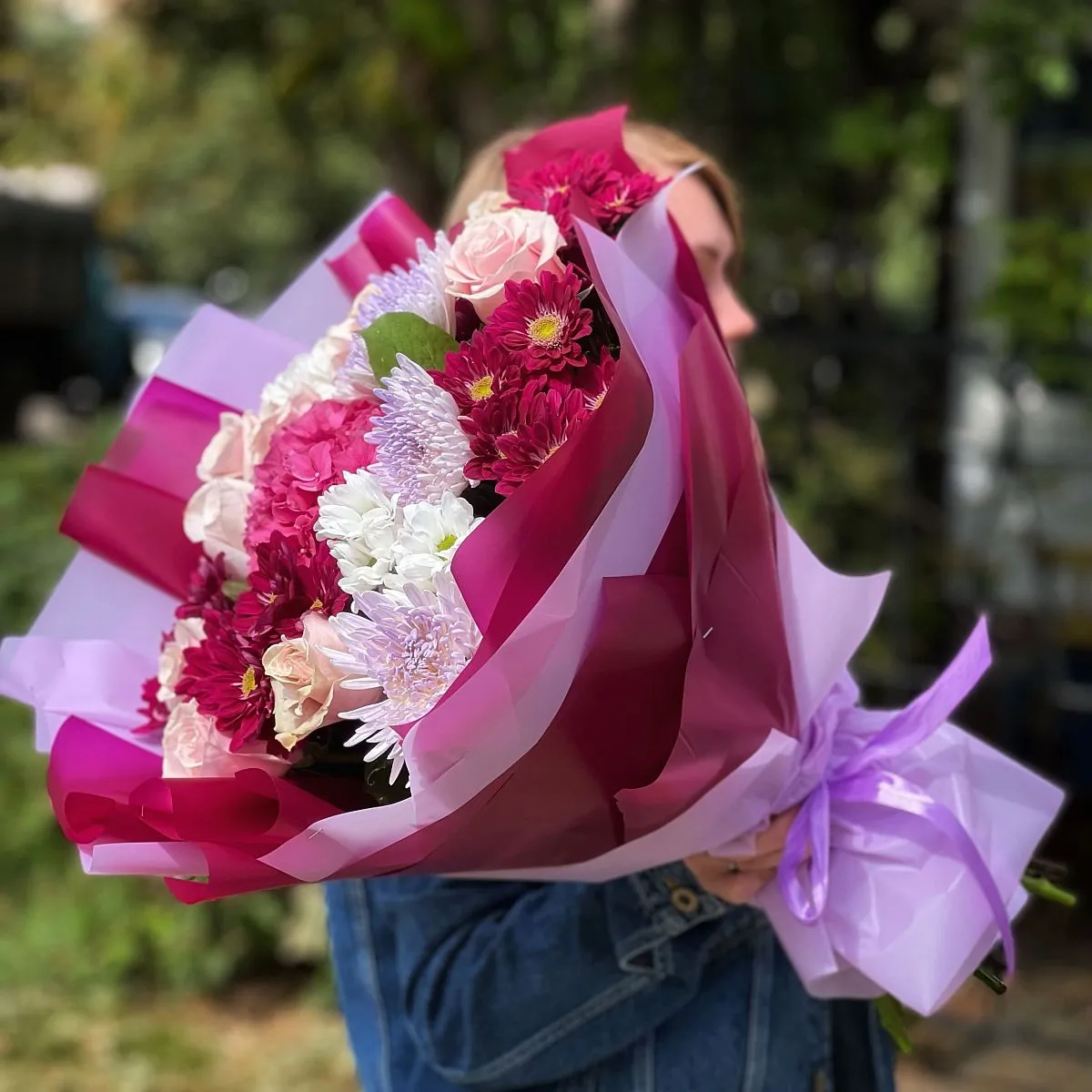 Огромный букет из хризантем и роз