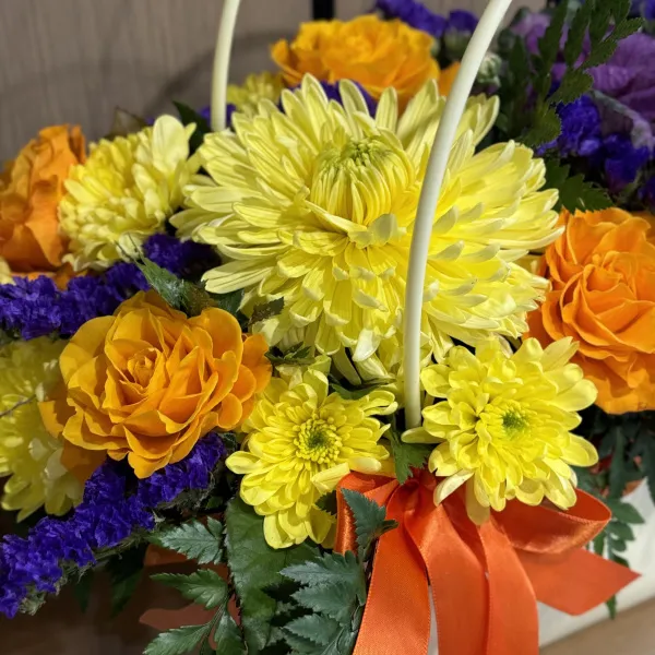 Хризантемы, эустомы и розы в коробке