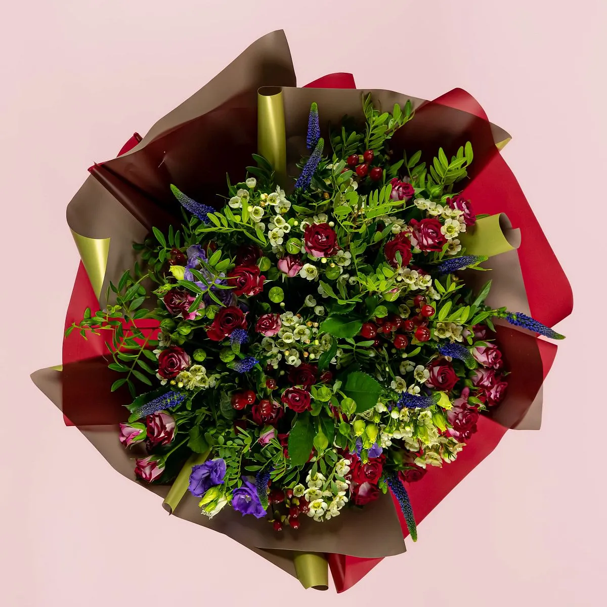 Букет из бордовых роз и эустом