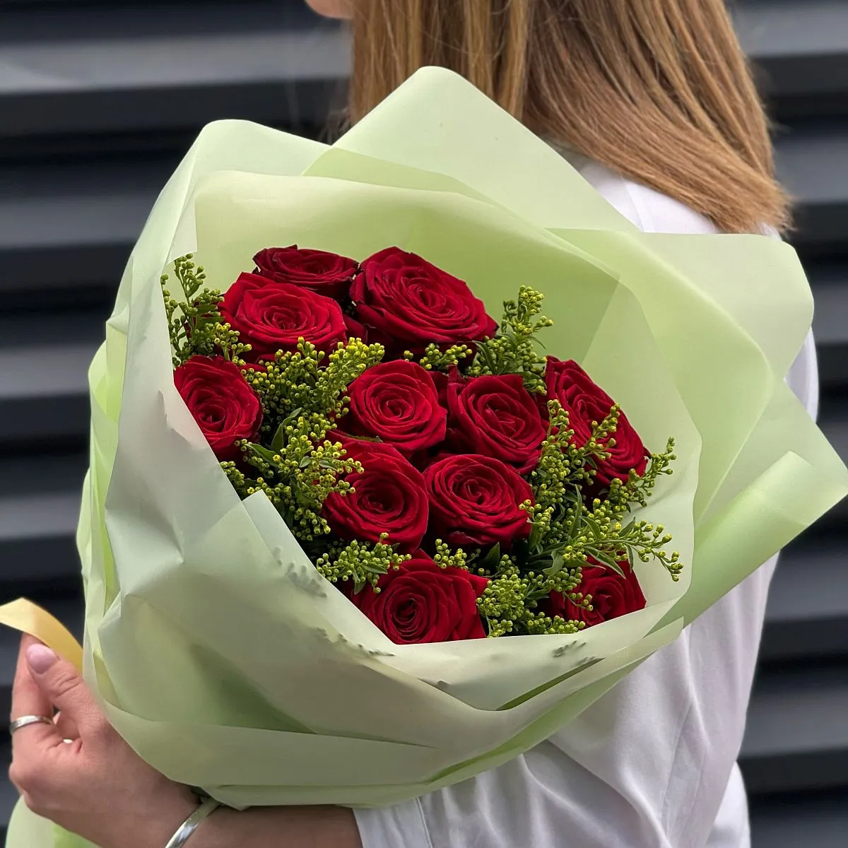 Букет из роз и солидаго