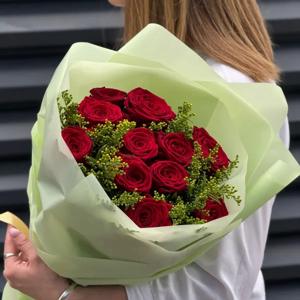 Букет из роз и солидаго