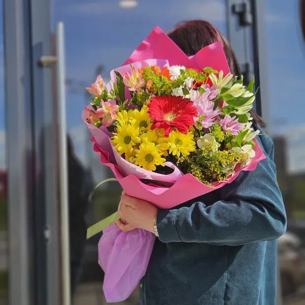 Букет хризантем, гербер и альстромерий