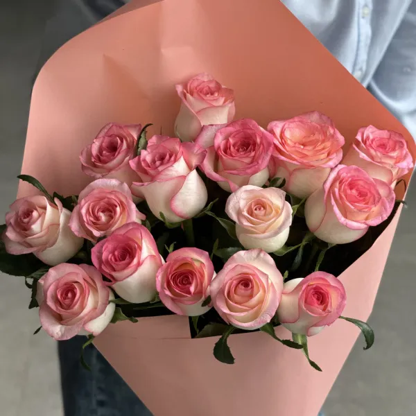Букет из 15 розово-белых роз (70 см)