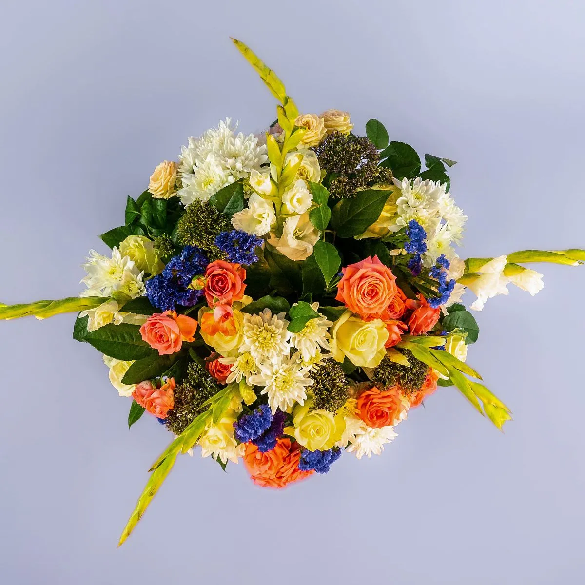 Розы микс и хризантемы в коробке