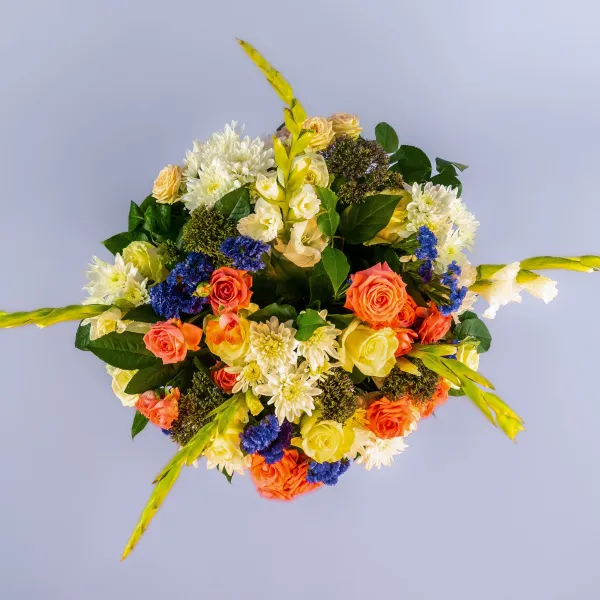 Розы микс и хризантемы в коробке