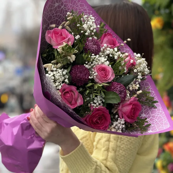 Букет из хризантем, роз и гипсофил