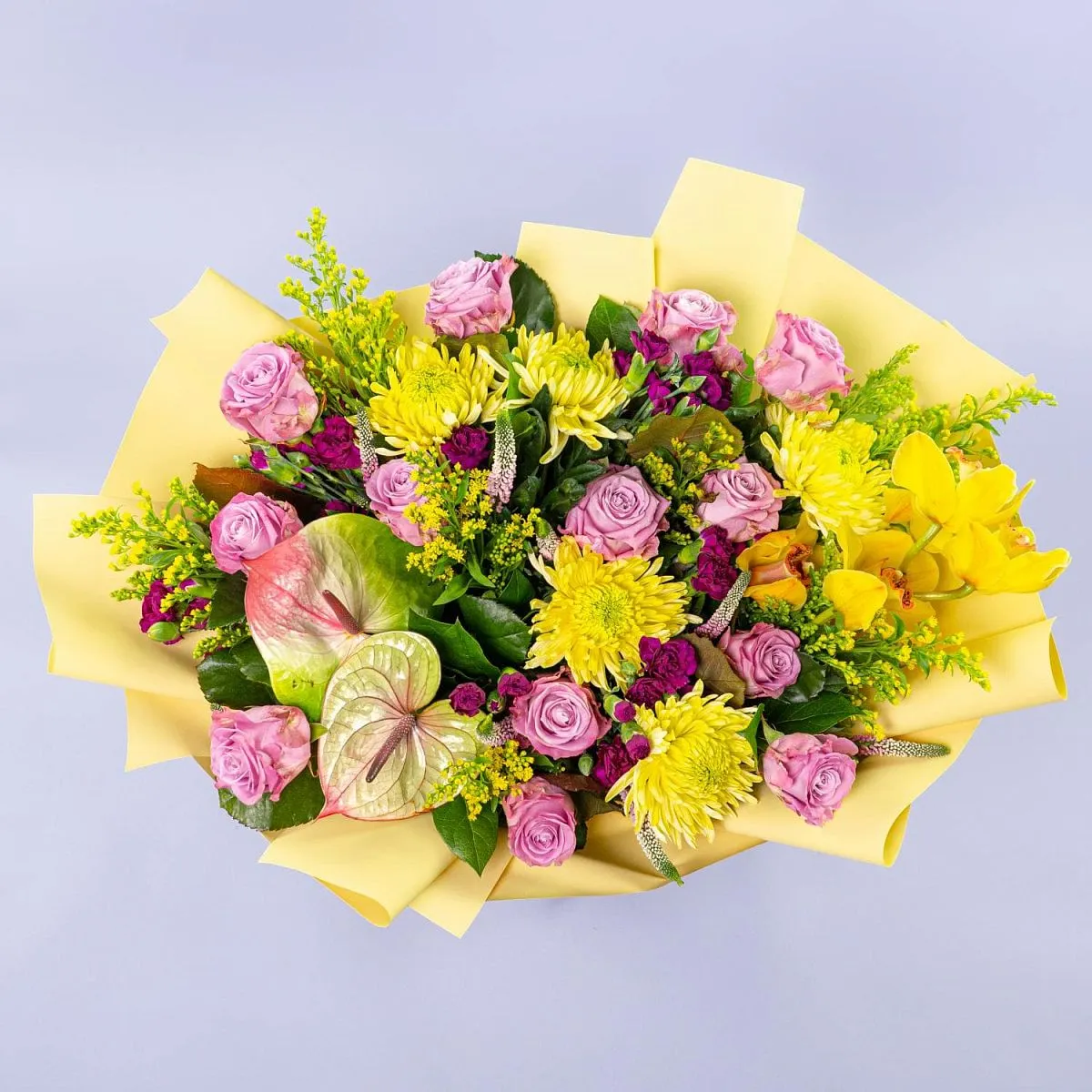 Букет из роз, антуриума и хризантем