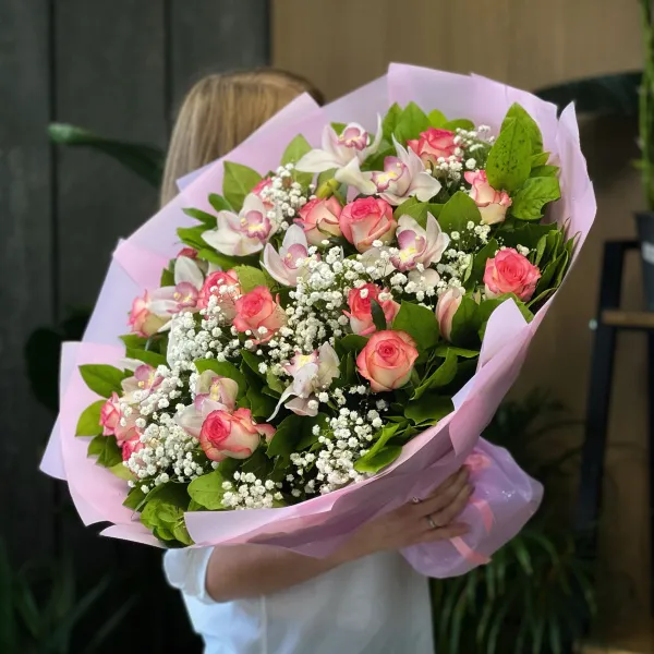 Букет из роз и гипсофила