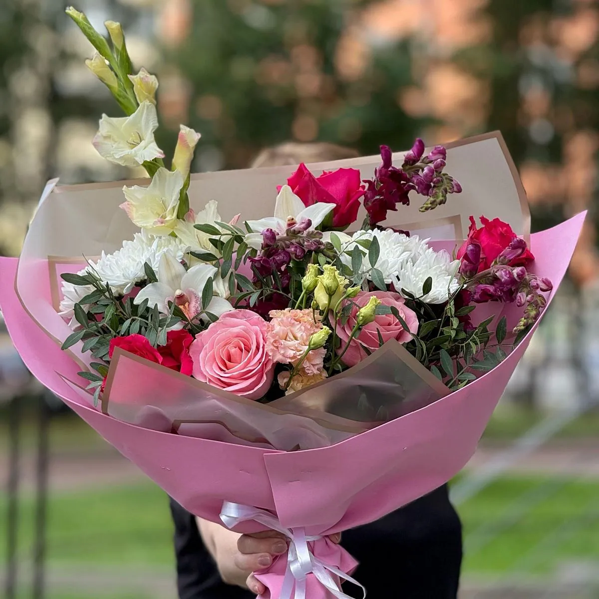 Большой букет из роз и эустом