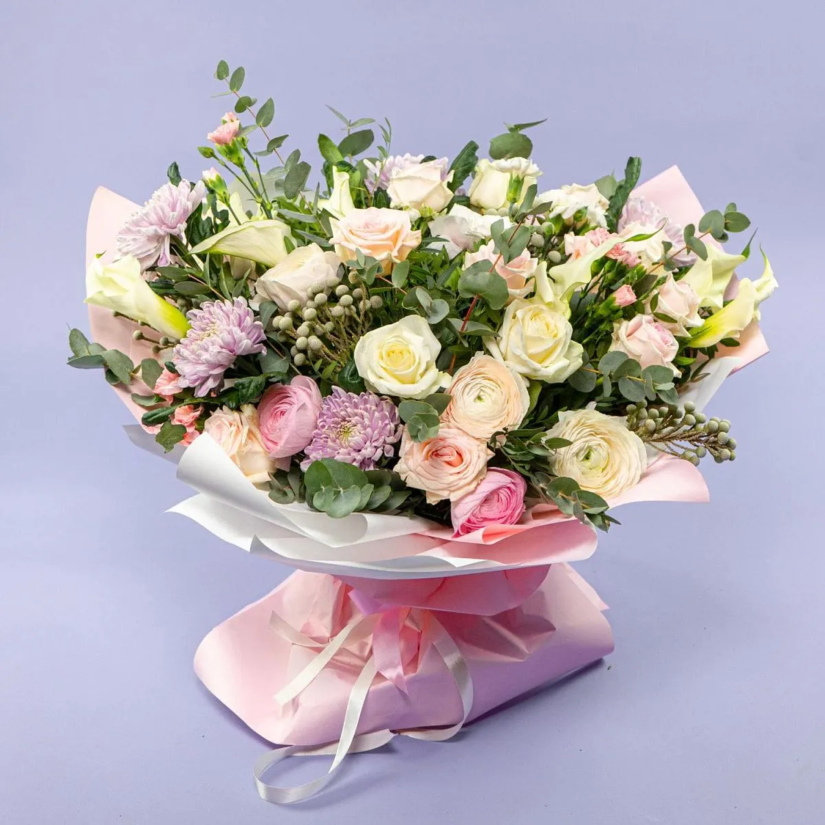 Букет из роз, ранункулюсов и хризантем