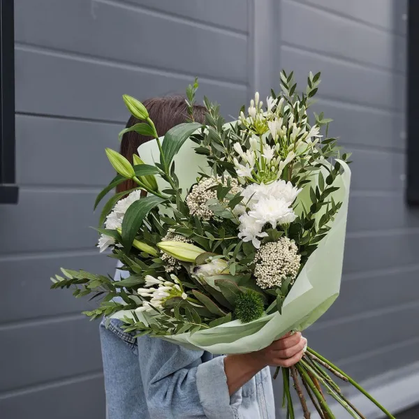 Букет из агапантус, хризантем и озотамнус