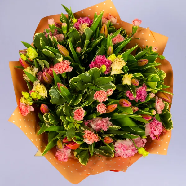 Букет из 25 тюльпанов и гвоздик